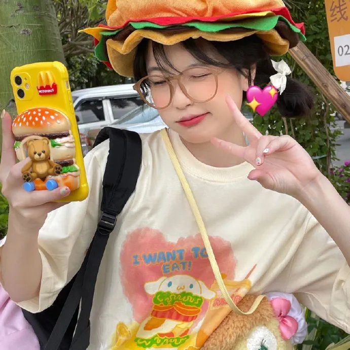 与一位女士合影